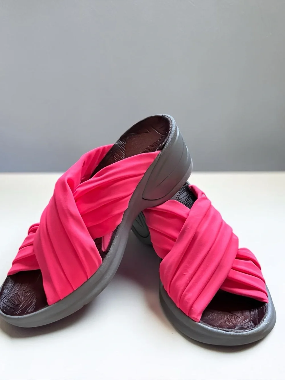 Bzees Knockout Women’s Size 9 Hot Pink Crisscross Wedge Comfort Sandals